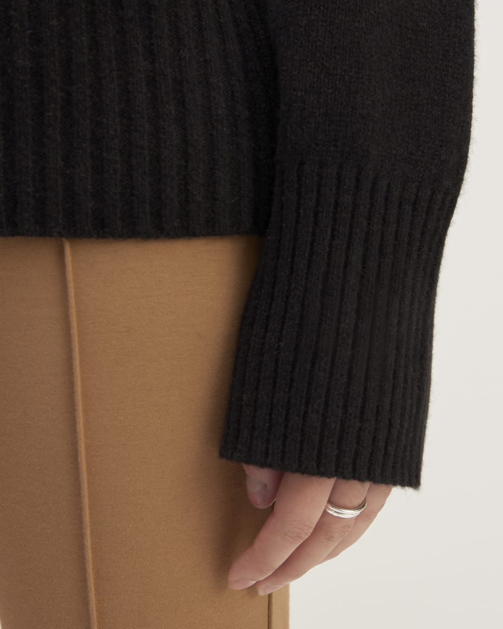The Cashmere Oversized Turtleneck | Black - Image 5